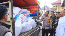 Kapolres Ngawi AKBP Dwi Sumrahadi Rakhmanto cek barang bukti