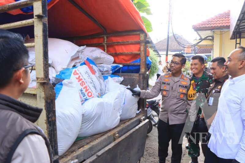 Kapolres Ngawi AKBP Dwi Sumrahadi Rakhmanto cek barang bukti