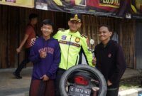 Kapolres Ponorogo AKBP Andin Wisnu bersama Pemudik