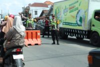 Kapolres Bangkalan AKBP Hendro Sukmono saat atur lalulintas