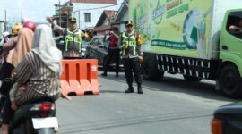 Kapolres Bangkalan AKBP Hendro Sukmono saat atur lalulintas