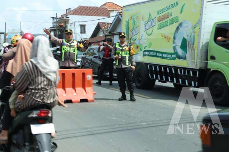Kapolres Bangkalan AKBP Hendro Sukmono saat atur lalulintas