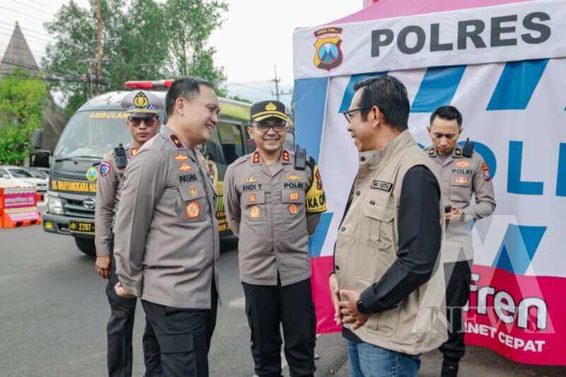 Wakapolda Jatim Brigjen Pol Pasma Royce saat kunjungi posyan dan pos pam di Malang Raya