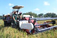 Kapolda Jatim Irjen Pol Drs. Nanang Avianto bersama Forkopimda Jatim Panen Raya Padi