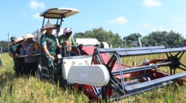Kapolda Jatim Irjen Pol Drs. Nanang Avianto bersama Forkopimda Jatim Panen Raya Padi