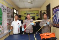 Kasi Humas Polres Pelabuhan Tanjung Perak Iptu Suroto tunjukkan barang bukti