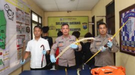 Kasi Humas Polres Pelabuhan Tanjung Perak Iptu Suroto tunjukkan barang bukti