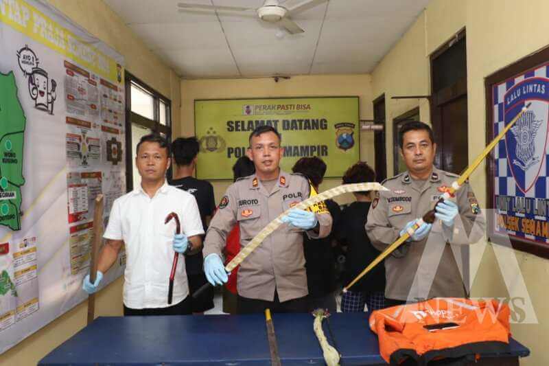 Kasi Humas Polres Pelabuhan Tanjung Perak Iptu Suroto tunjukkan barang bukti
