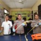 Kasi Humas Polres Pelabuhan Tanjung Perak Iptu Suroto tunjukkan barang bukti
