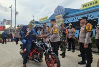 Kapolres Blitar AKBP Arif Fazlurrahman membagikan helm gratis