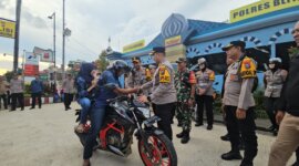 Kapolres Blitar AKBP Arif Fazlurrahman membagikan helm gratis