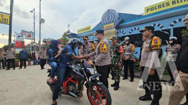 Kapolres Blitar AKBP Arif Fazlurrahman membagikan helm gratis