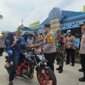 Kapolres Blitar AKBP Arif Fazlurrahman membagikan helm gratis