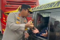 Kapolres Kediri AKBP Bimo Ariyanto saat bagi minuman ke pemudik
