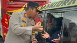 Kapolres Kediri AKBP Bimo Ariyanto saat bagi minuman ke pemudik
