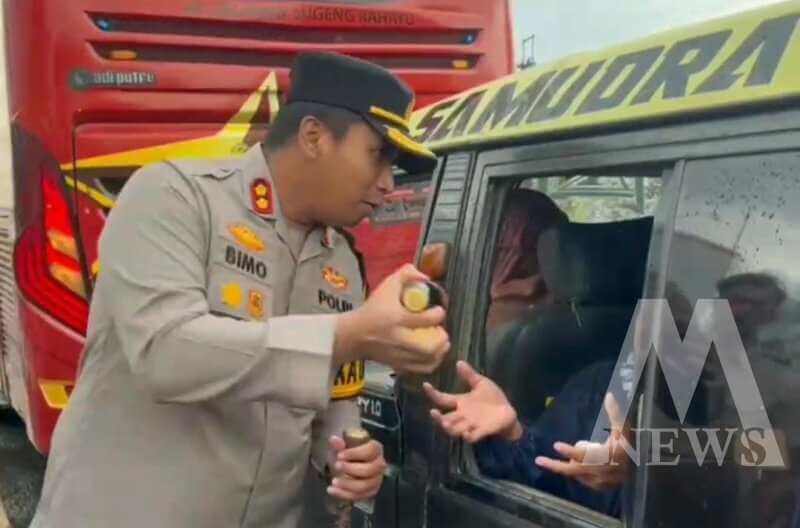 Kapolres Kediri AKBP Bimo Ariyanto saat bagi minuman ke pemudik
