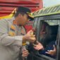 Kapolres Kediri AKBP Bimo Ariyanto saat bagi minuman ke pemudik