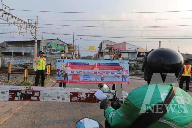 KAI Commuter sosialisasi ke pengguna jalan