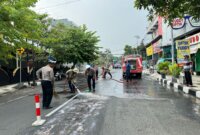 Polisi dan Damkar bersihkan tumpahan solar di jalan raya