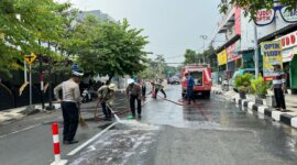 Polisi dan Damkar bersihkan tumpahan solar di jalan raya