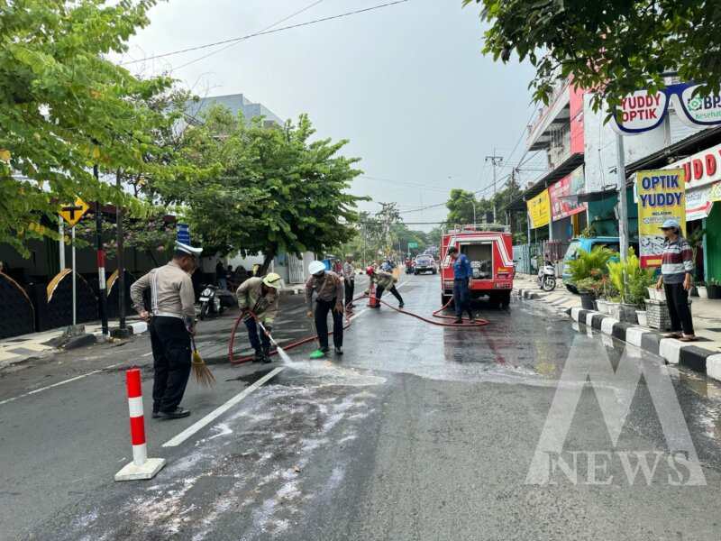 Polisi dan Damkar bersihkan tumpahan solar di jalan raya
