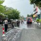 Polisi dan Damkar bersihkan tumpahan solar di jalan raya