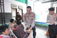Kapolres Situbondo AKBP Rezi Dharmawan bagi makanan bergizi