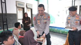 Kapolres Situbondo AKBP Rezi Dharmawan bagi makanan bergizi