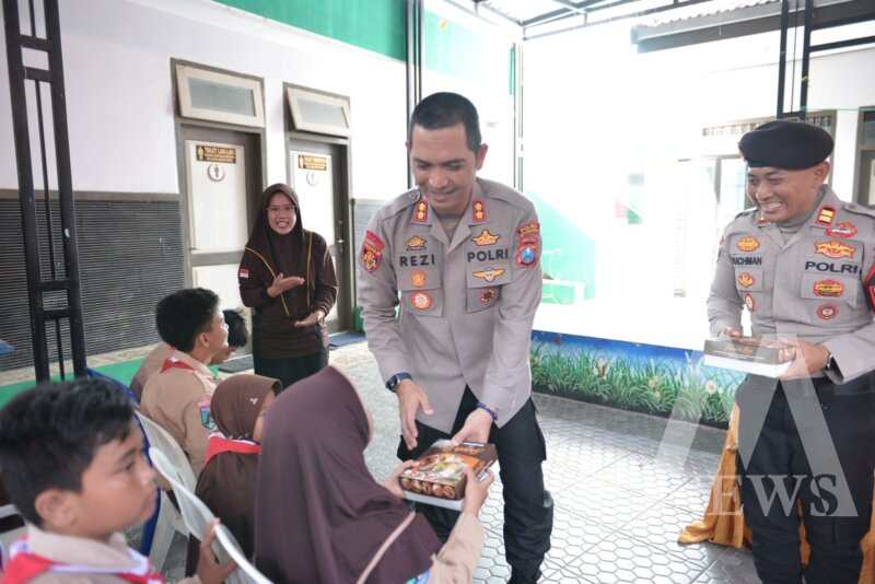 Kapolres Situbondo AKBP Rezi Dharmawan bagi makanan bergizi