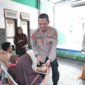 Kapolres Situbondo AKBP Rezi Dharmawan bagi makanan bergizi