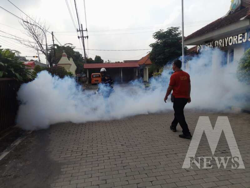 Polsek Driyorejo lakukan Fogging Disinfektan dan Anti DBD