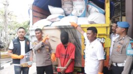 Kapolres Sampang AKBP Hartono tunjukkan barang bukti pupuk bersubsidi