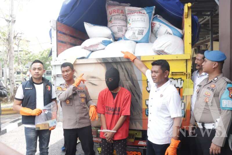 Kapolres Sampang AKBP Hartono tunjukkan barang bukti pupuk bersubsidi