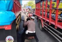 Polsek Menganti bantu sopir truk ganti ban