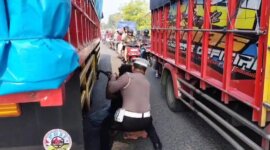 Polsek Menganti bantu sopir truk ganti ban