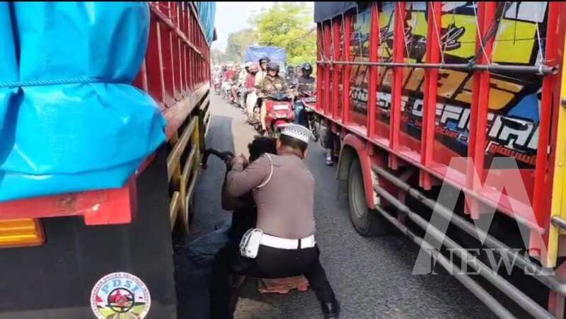 Polsek Menganti bantu sopir truk ganti ban