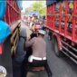 Polsek Menganti bantu sopir truk ganti ban