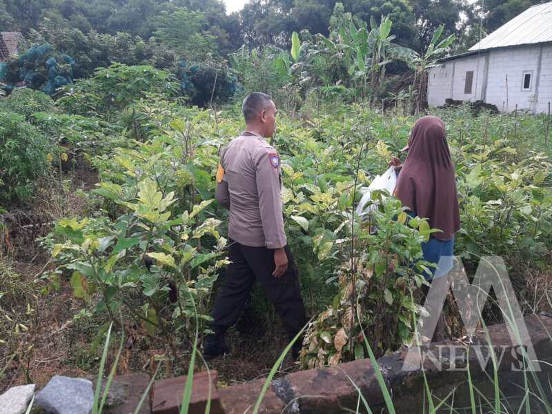 Bhabinkamtibmas Polsek Baron cek lahan pekarangan warga