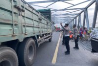 Satlantas Polres Probolinggo siaga di Jembatan Pajarakan