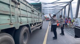 Satlantas Polres Probolinggo siaga di Jembatan Pajarakan