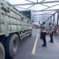 Satlantas Polres Probolinggo siaga di Jembatan Pajarakan