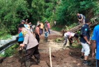 Warga bersama TNI Polri bersihkan longsor