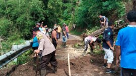 Warga bersama TNI Polri bersihkan longsor