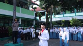 Wakapolres Situbondo Kompol Indah Citra Fitriani pimpin upacara bendera