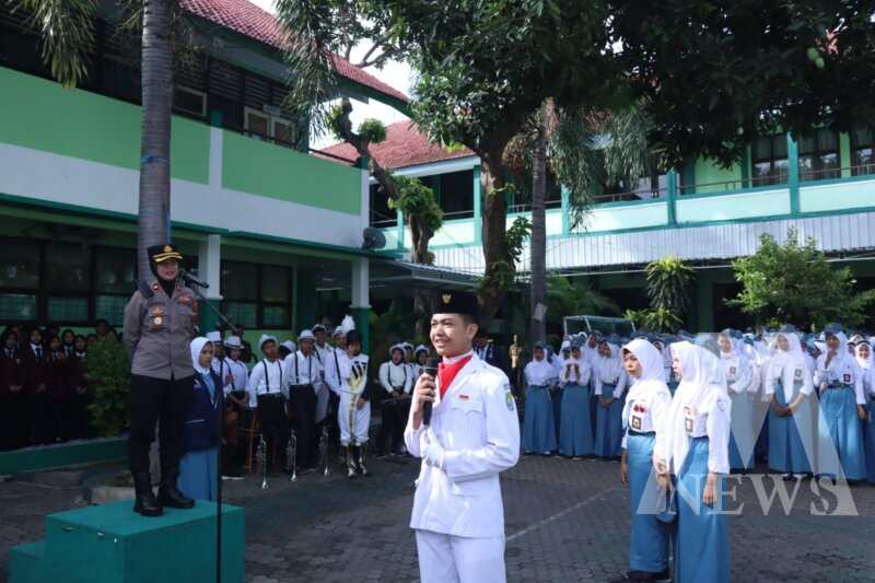 Wakapolres Situbondo Kompol Indah Citra Fitriani pimpin upacara bendera
