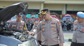 Kapolres Nganjuk AKBP Henri Noveri Santoso cek kendaraan dinas