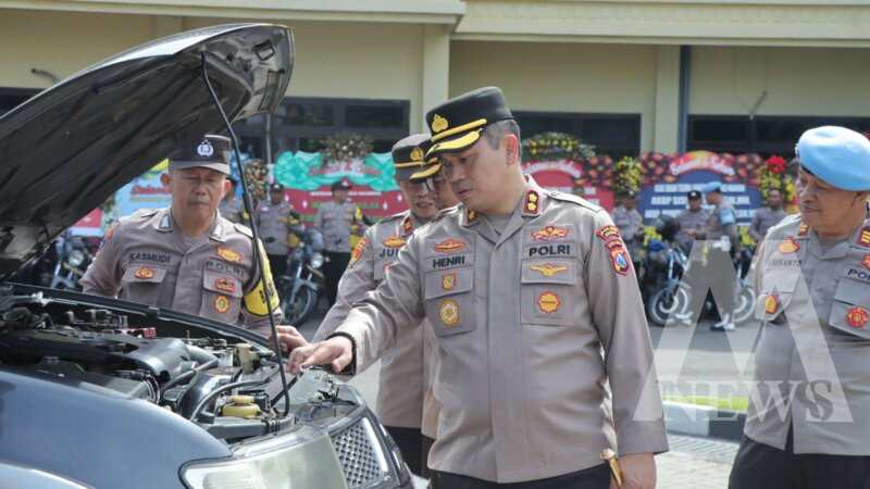 Kapolres Nganjuk AKBP Henri Noveri Santoso cek kendaraan dinas