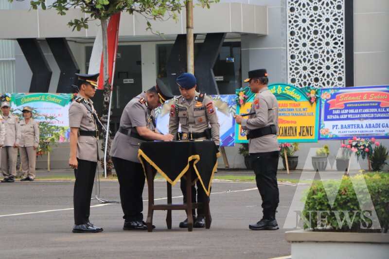 Kapolda Jatim Irjen Pol Drs. Nanang Avianto pimpin sertijab Kapolres Tuban