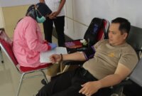 Kapolres Nganjuk AKBP Henri Noveri Santoso saat donor darah