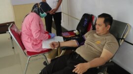 Kapolres Nganjuk AKBP Henri Noveri Santoso saat donor darah